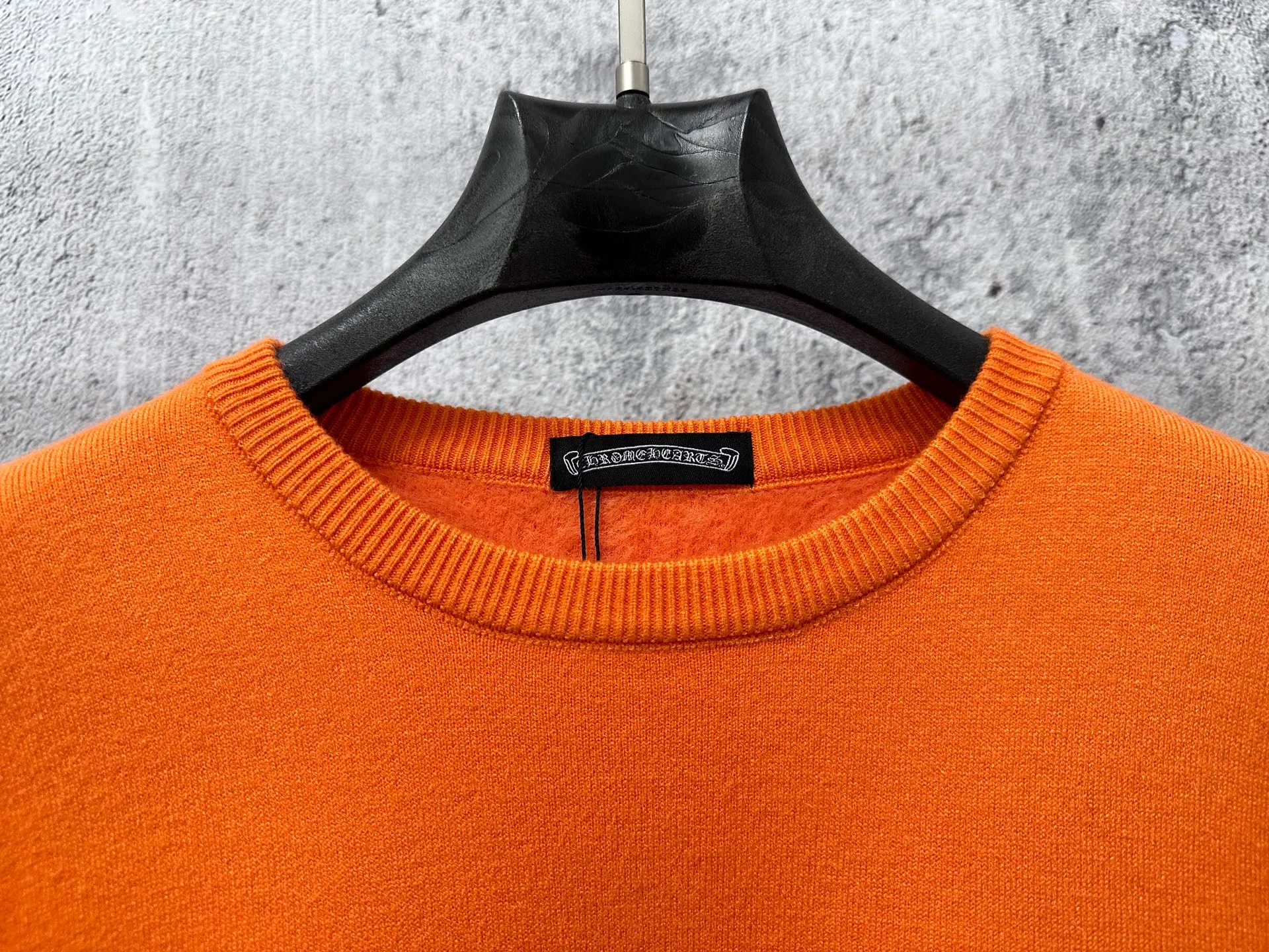P300 [Chrome Hearts] Chrome Hearts 2025 new autumn and winter knitted fleece sweater is simple and elegant, easy to match and versatile, extremely high-grade, perfectly integrated into fashion and style, a top fashionable style that is perfect for outer wear! The whole thing gives people a natural feeling! The ultimate classic versatile short-sleeved T-shirt, using the latest three-dimensional logo elements to highlight the concave and convex texture! The ultimate heavy work, the ultimate perfection! Size: S-3XL